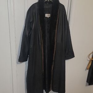 Elegant Black Trench Coat with Fur Trim